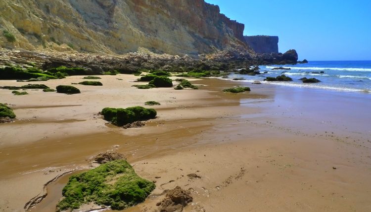 Die Klippen von Sagres sind jetzt deutlich schneller und günstiger zu erreichen. Bild: Nacho Pintos, <a href="https://www.flickr.com/photos/bonus1up/9188704286/">Sagres</a>, lizenziert unter <a href="https://creativecommons.org/licenses/by/2.0/de/">CC BY 2.0</a>