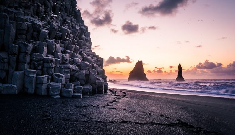 Auch in der Nacht habt ihr im Juni noch ein besonderes Licht am Reynisfjara. Bild: Giuseppe Milo, <a href="https://www.flickr.com/photos/giuseppemilo/40301204721/">Reynisfjara</a>, lizenziert unter <a href="https://creativecommons.org/licenses/by/2.0/de/">CC BY 2.0</a>