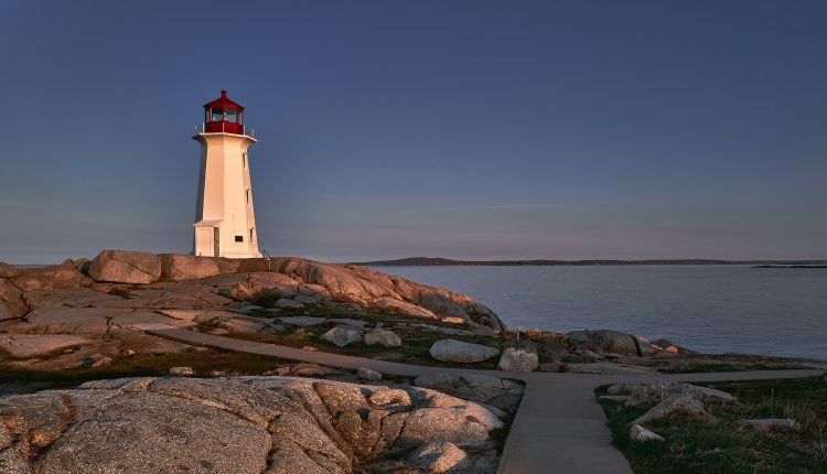 Romantischer Leuchtturm am Rande des 30-Einwohner-Dorfes Peggys Cove. Bild: joanne clifford, <a href="https://www.flickr.com/photos/joanneclifford/53727953199/">Peggys Cove</a>, lizenziert unter <a href="https://creativecommons.org/licenses/by/2.0/de/">CC BY 2.0</a>
