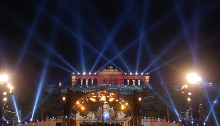 Beeindruckende Kulisse des Sommernachtskonzertes vor der Gloriette. Bild: Cha già José, <a href="https://www.flickr.com/photos/chagiajose/4684944459/">Sommernachtskonzert</a>, lizenziert unter <a href="https://creativecommons.org/licenses/by/2.0/de/">CC BY 2.0</a>