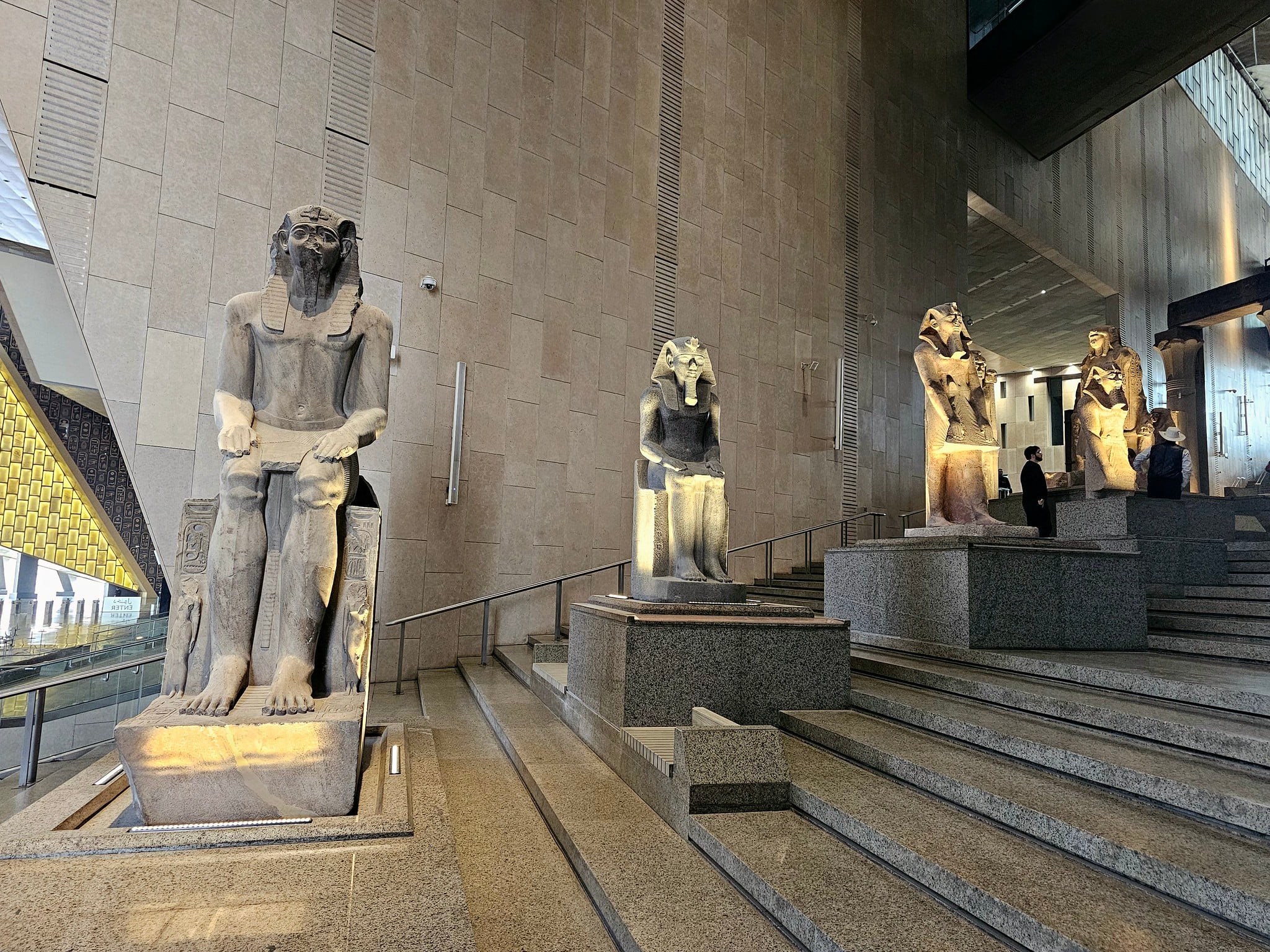 Ausstellungsstücke des Alten Ägyptens im Grand Egyptian Museum. Bild: Richard Mortel, <a href=https://www.flickr.com/photos/prof_richard/54297653872/>Grand Egyptian Museum</a>, lizenziert unter <a href=https://creativecommons.org/licenses/by/2.0/de/>CC BY 2.0</a>
