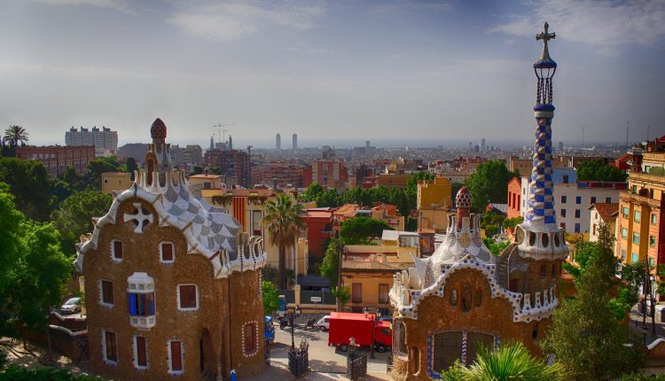 Steiler Aufstieg zum Park Güell. Bild: M.Peinado, <a href="https://www.flickr.com/photos/mpeinadopa/9486073254/">Park Güell</a>, lizenziert unter <a href="https://creativecommons.org/licenses/by/2.0/de/">CC BY 2.0</a>