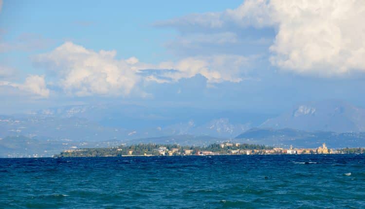 Gardasee mit Bergen