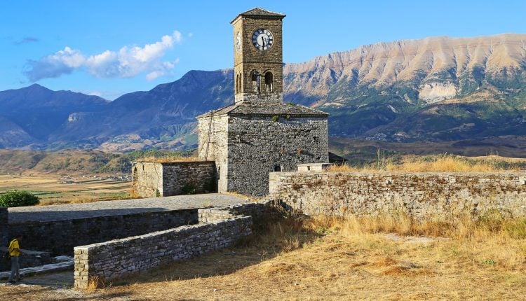 Die Burg von Gjirokastra überblickt die ganze Stadt. Bild: vil.sandi, <a href="https://www.flickr.com/photos/vil_sandi/38123124224/">Kalaja Gjirokastrës</a>, lizenziert unter <a href="https://creativecommons.org/licenses/by/2.0/de/">CC BY 2.0</a>