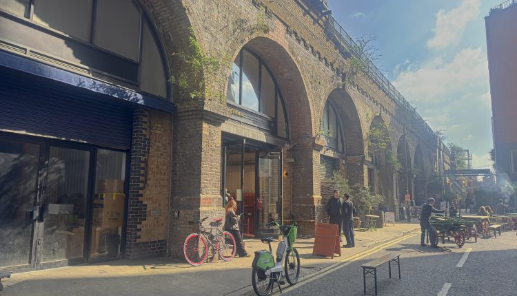 Der Maltby Street Market bietet ein gemütliches Ambiente unter den historischen Eisenbahnbögen. Bild: Bex Walton, <a href="https://www.flickr.com/photos/bexwalton/55162254488/">Maltby Street Market</a>, lizenziert unter <a href="https://creativecommons.org/licenses/by/2.0/de/">CC BY 2.0</a>