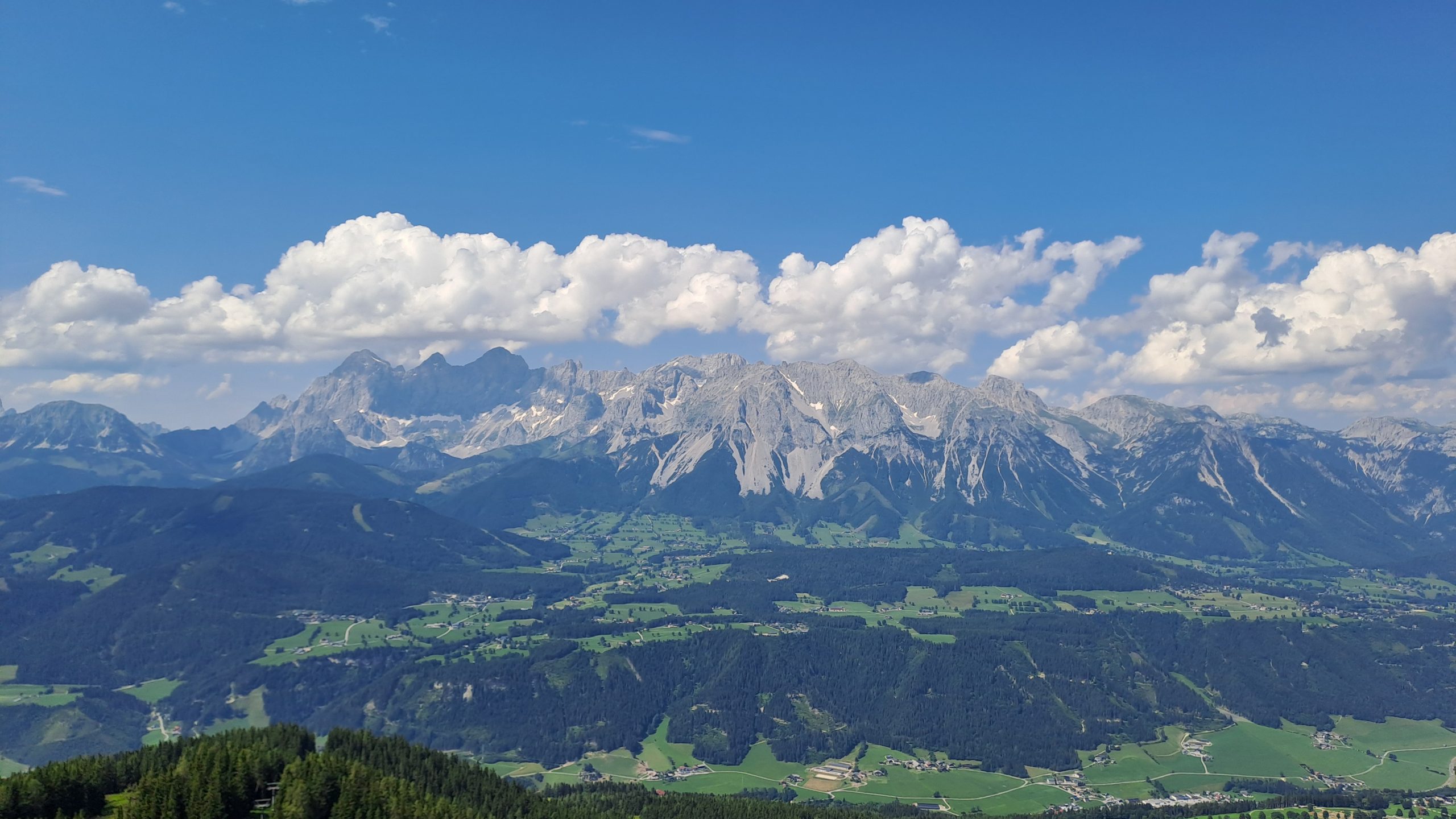 Traumhaftes Alpenpanorama mit Bick auf den Dachstein. Bild: climate-data.org