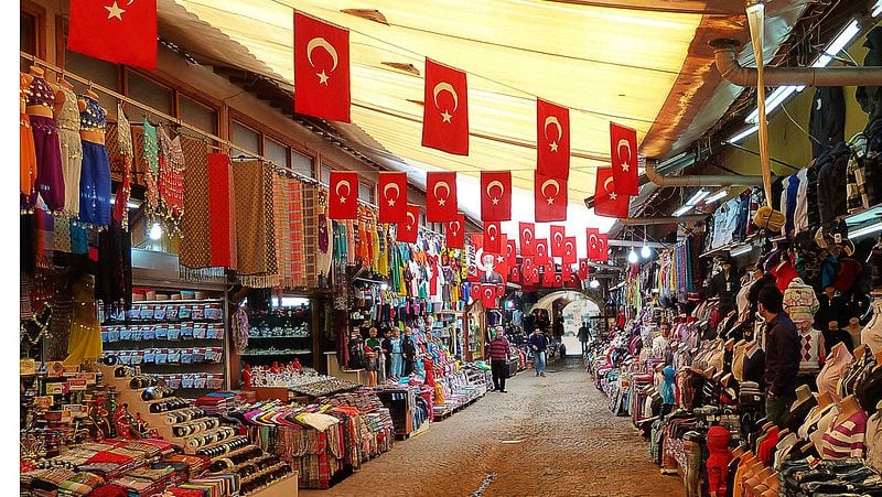 Ein typischer Basar in Antalya. Bild: wolfgangfoto, <a href=https://www.flickr.com/photos/wolfgangfoto/5516461481/>Basar</a>, lizenziert unter <a href=https://creativecommons.org/licenses/by/2.0/de/>CC BY 2.0</a>