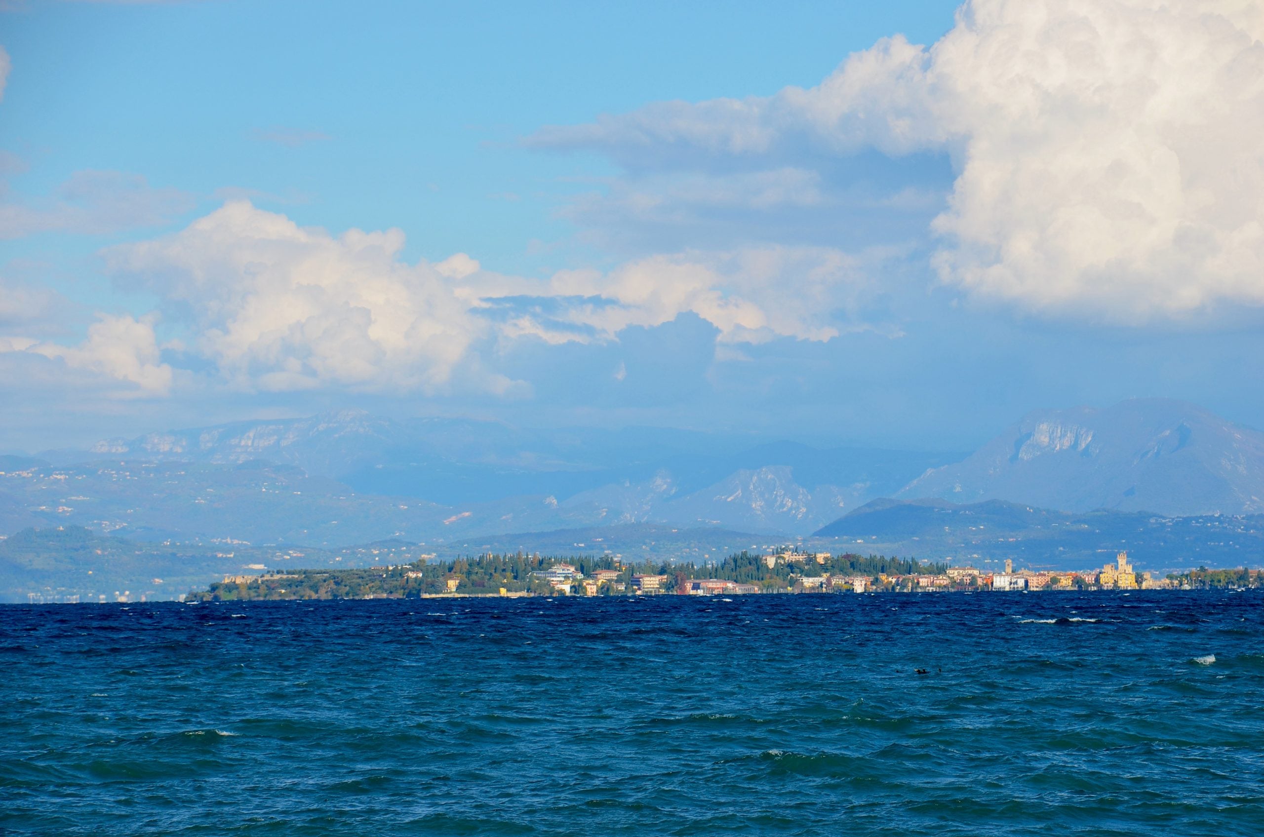 Von den Bergen können sich nachmittags die Gewitterwolken aufbauen. Bild: climate-data.org