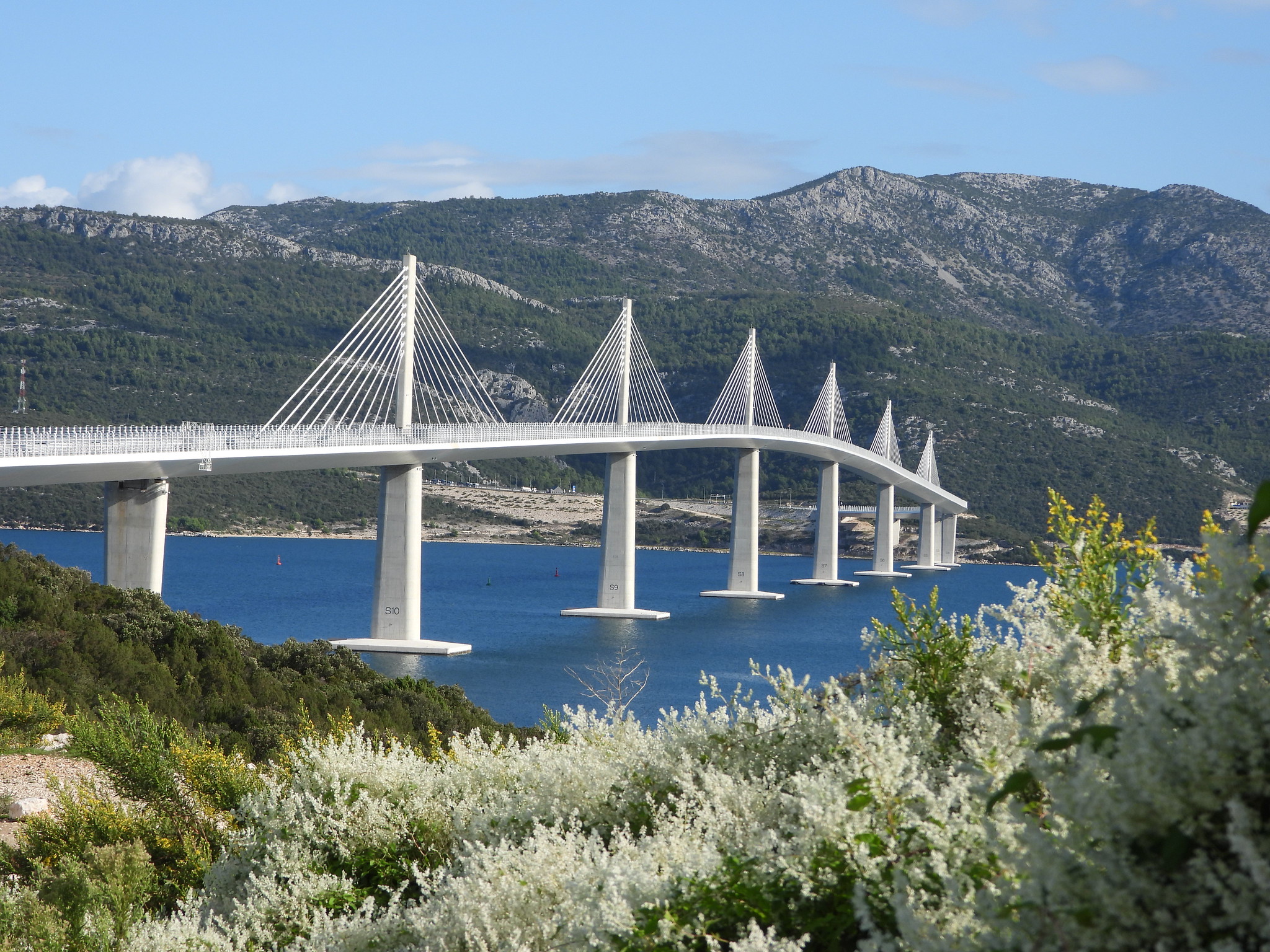 Die beeindruckende Pelješac-Brücke. Bild: Brian Adamson, <a href=https://www.flickr.com/photos/66391503@N00/54065682806/>Pelješac Brücke</a>, lizenziert unter <a href=https://creativecommons.org/licenses/by/2.0/de/>CC BY 2.0</a>
