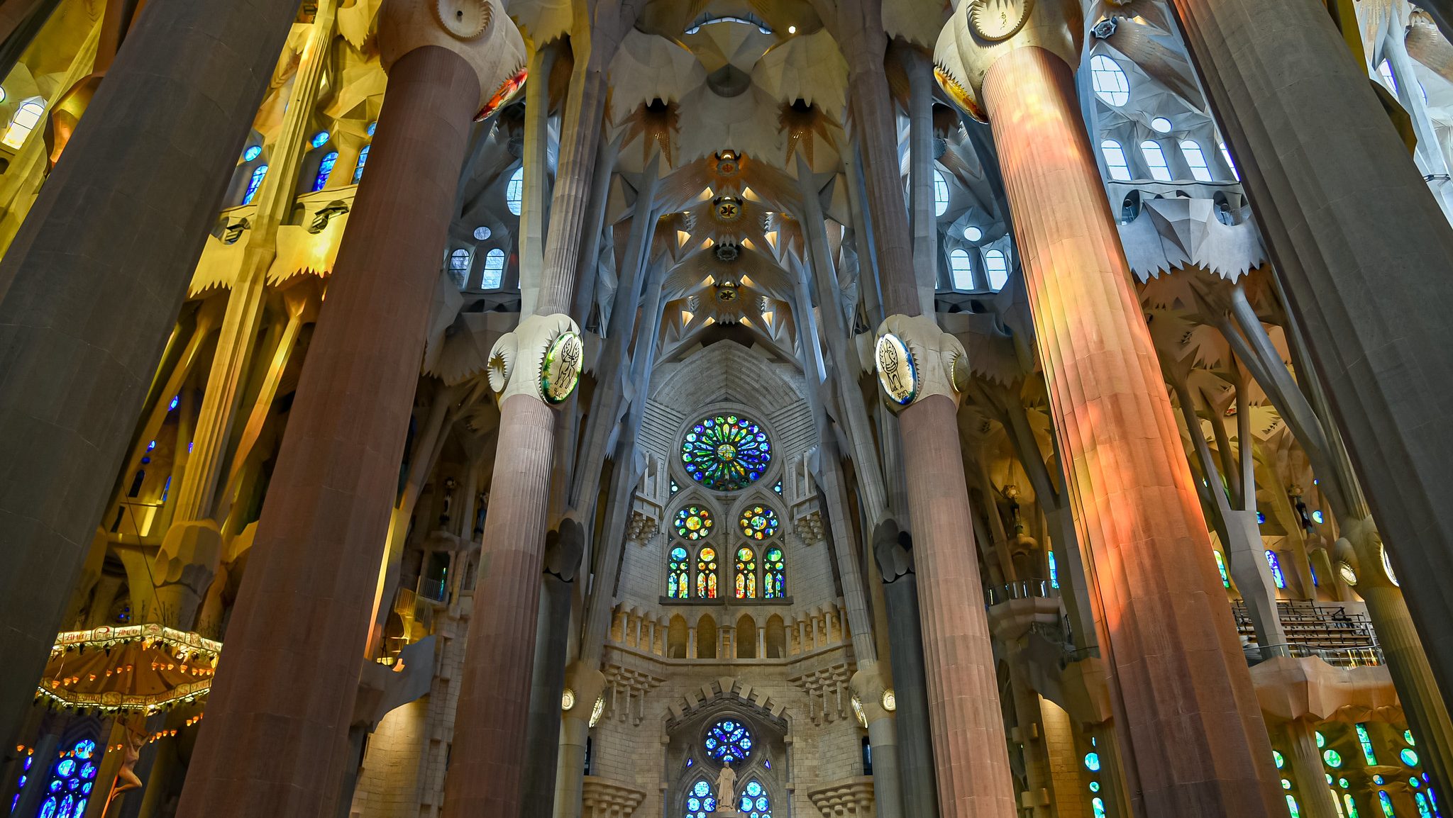 Der Innenraum der Sagrada Familia. Bild: Jorge Franganillo, Sagrada Familia, lizenziert unter CC BY 2.0