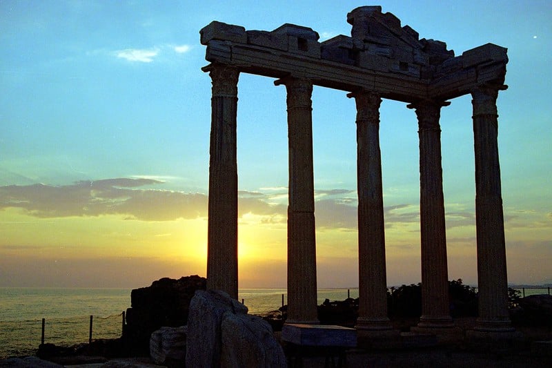 Der Apollo Tempel in der Altstadt von Side. Bild: Carl Campbell, <a href=https://www.flickr.com/photos/carlbcampbell/7621096436/>Side Apollo</a>, lizenziert unter <a href=https://creativecommons.org/licenses/by/2.0/de/>CC BY 2.0</a>